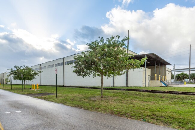 Plus de détails pour 6891 NW 74th St, Medley, FL - Industriel à louer