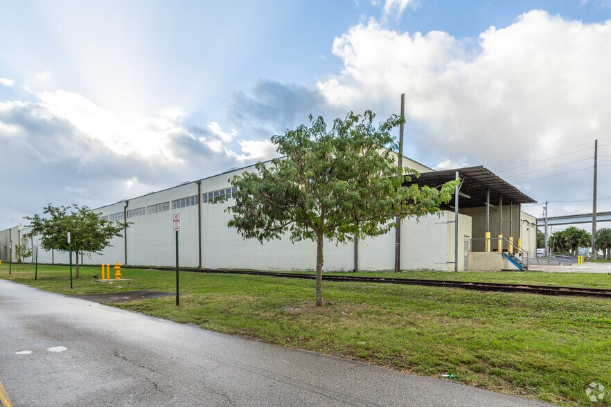 6891 NW 74th St, Medley, FL for lease - Primary Photo - Image 1 of 7