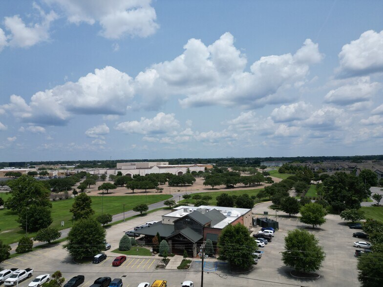 5801 Johnston St, Lafayette, LA à vendre - Photo du bâtiment - Image 2 de 32
