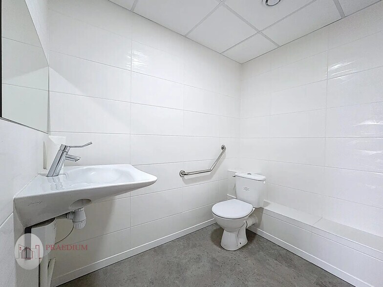 Multifamily in Suresnes for sale - Interior Photo - Image 3 of 5