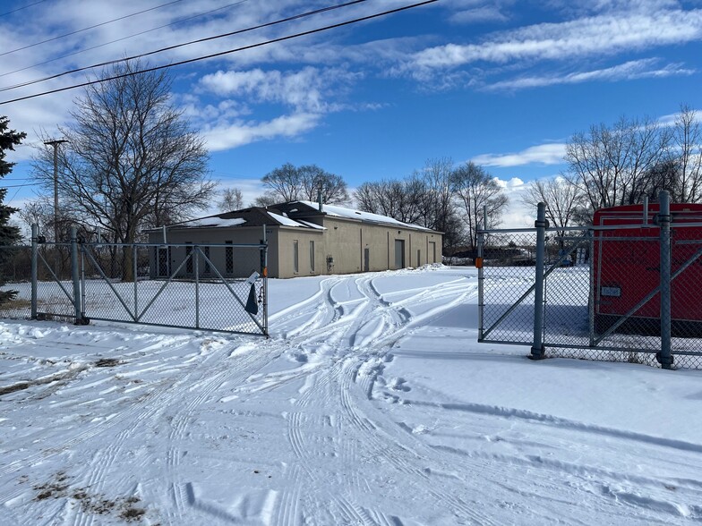 1663 E Hamlin Rd, Rochester Hills, MI for sale - Primary Photo - Image 1 of 1