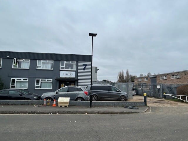 5-7 Mount Rd, Feltham à louer - Photo du bâtiment - Image 2 de 2