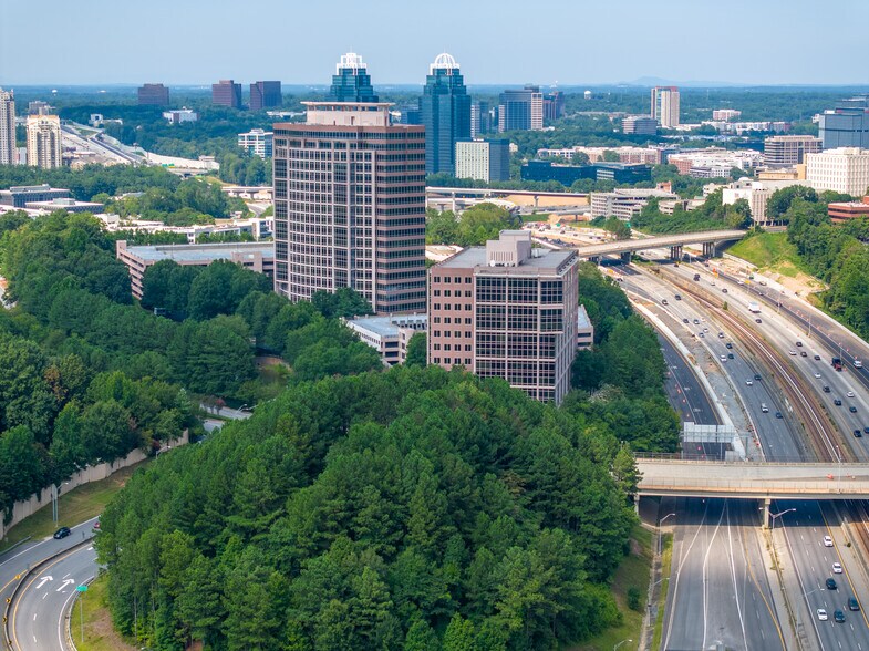 5565 Glenridge Connector, Atlanta, GA à louer - Photo du bâtiment - Image 2 de 7