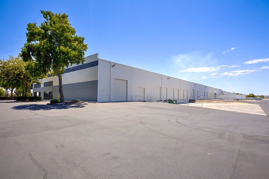 2385 Arch-Airport Rd, Stockton, CA à louer - Photo du bâtiment - Image 3 de 4
