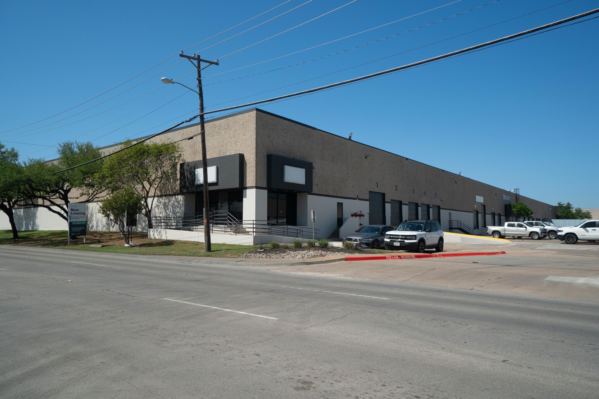 601-611 W Mockingbird Ln, Dallas, TX à louer Photo du bâtiment- Image 1 de 6