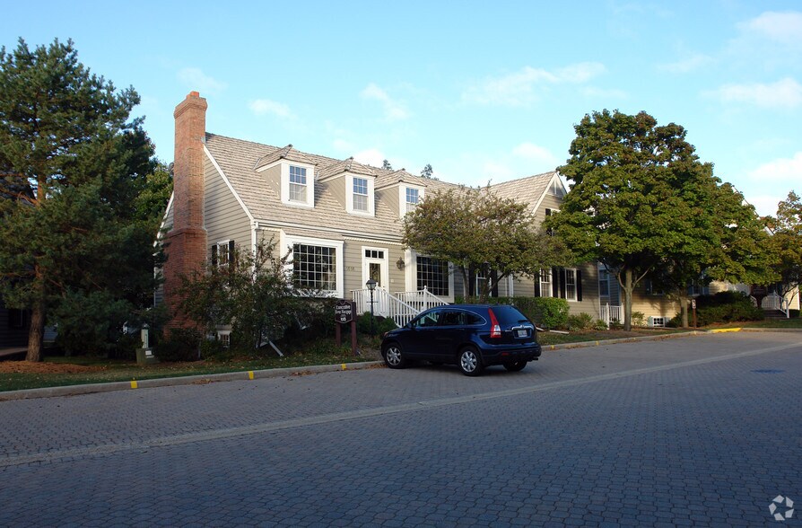 1618 W Colonial Pky, Inverness, IL à vendre - Photo du bâtiment - Image 2 de 8