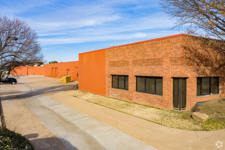 12101 E 51st St, Tulsa, OK à louer - Photo du bâtiment - Image 3 de 34