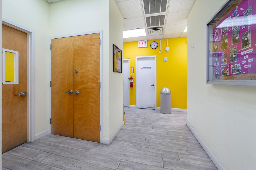 78-14 Roosevelt Ave, Jackson Heights, NY 11372 - Unité Unit A -  - Photo intérieure - Image 1 of 1