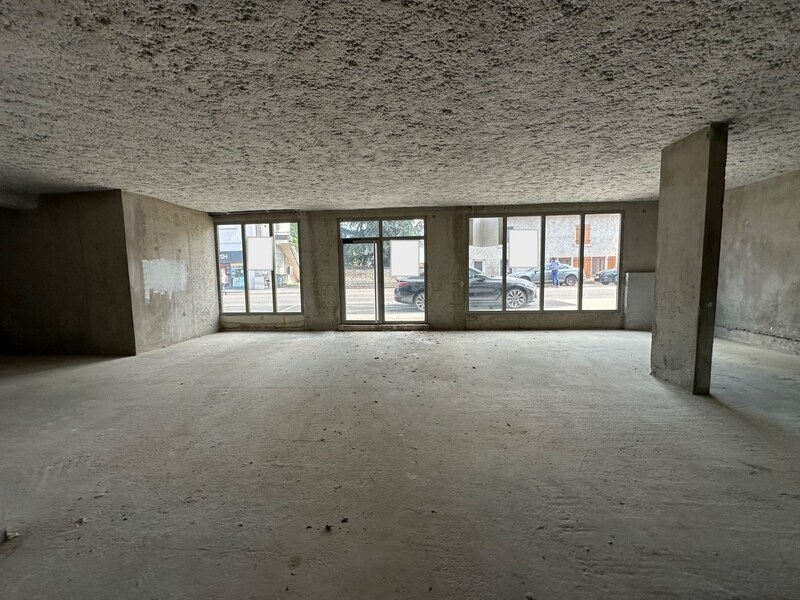 Retail in Saint-Bonnet-de-Mure for sale Interior Photo- Image 1 of 3