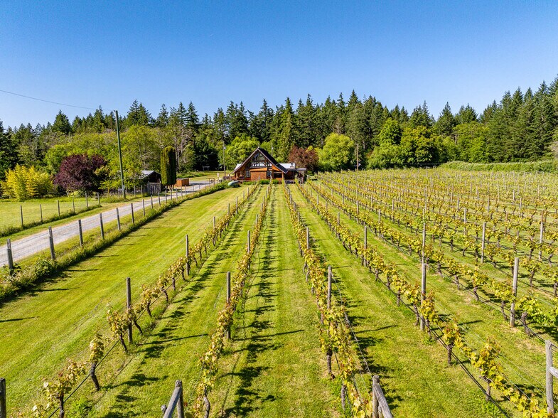 1885 Central Rd, Hornby Island, BC à vendre - Photo du bâtiment - Image 3 de 98