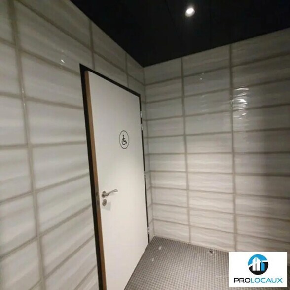 Office in Grenoble for lease - Building Photo - Image 3 of 11