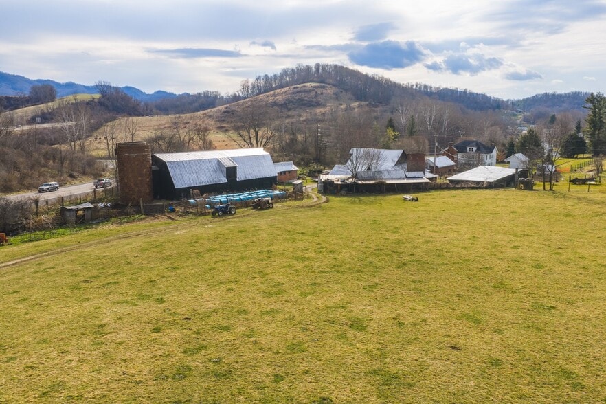 230 Barn Ave, North Tazewell, VA à vendre - Photo du bâtiment - Image 2 de 72