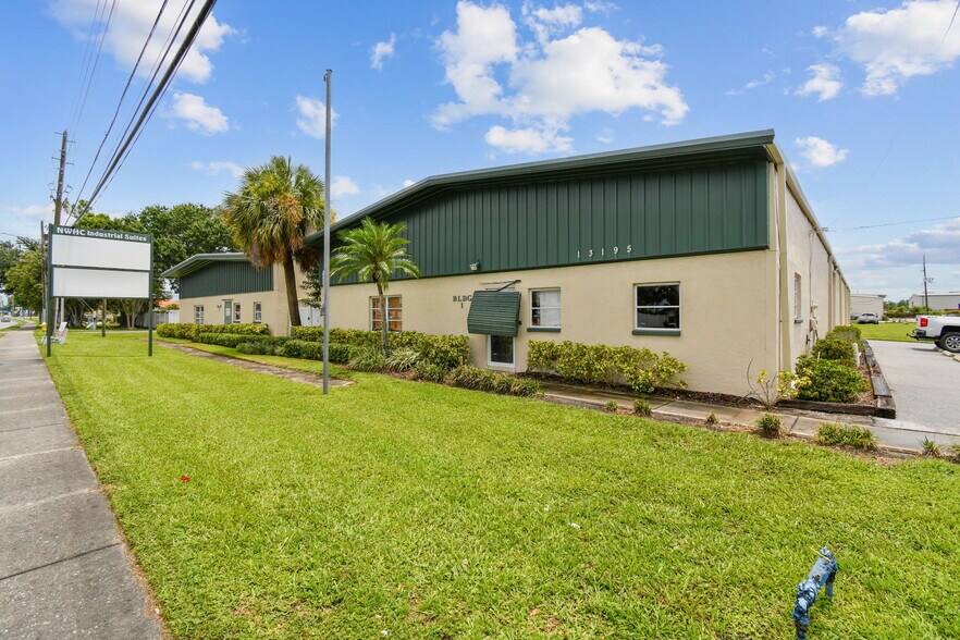 13195 N 49th St N, Clearwater, FL à louer - Photo du bâtiment - Image 3 de 18