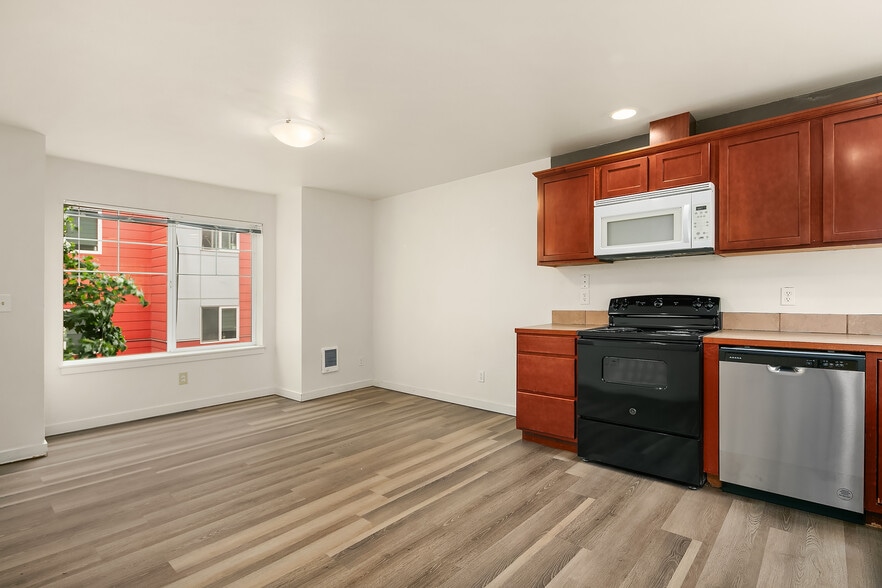 4218 Pasadena Pl NE, Seattle, WA for sale - Building Photo - Image 3 of 18