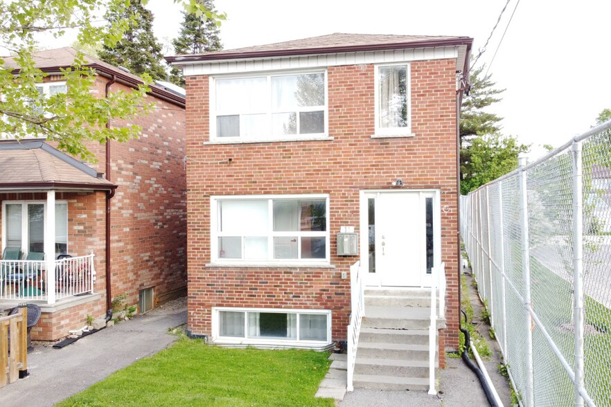 11 Dennis Av, Toronto, ON à vendre - Photo du bâtiment - Image 2 de 8