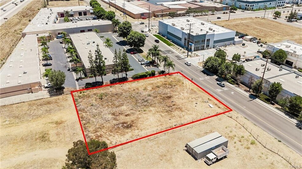 18175 Collier Ave, Lake Elsinore, CA à vendre - Aérien - Image 1 de 12