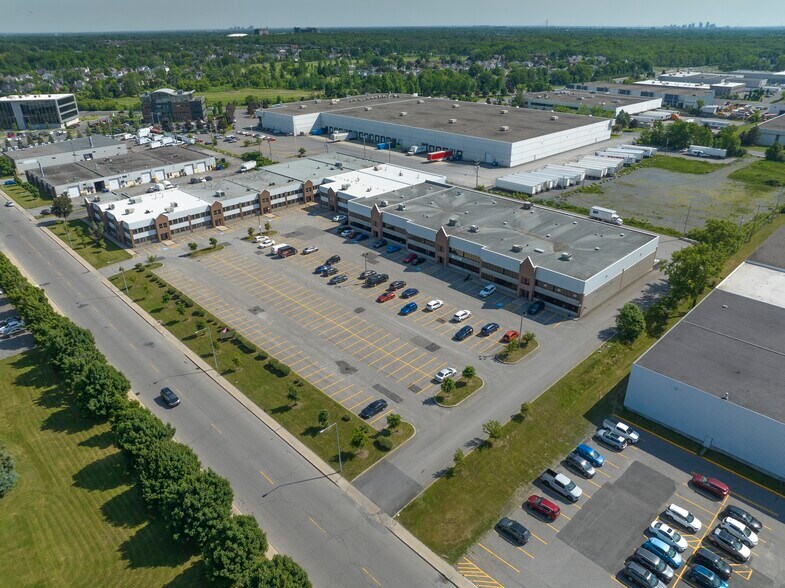 784-818 Boul Guimond, Longueuil, QC à louer - Photo du bâtiment - Image 2 de 5