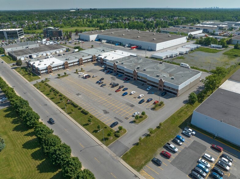 784-818 Boul Guimond, Longueuil, QC à louer - Photo du bâtiment - Image 2 de 5