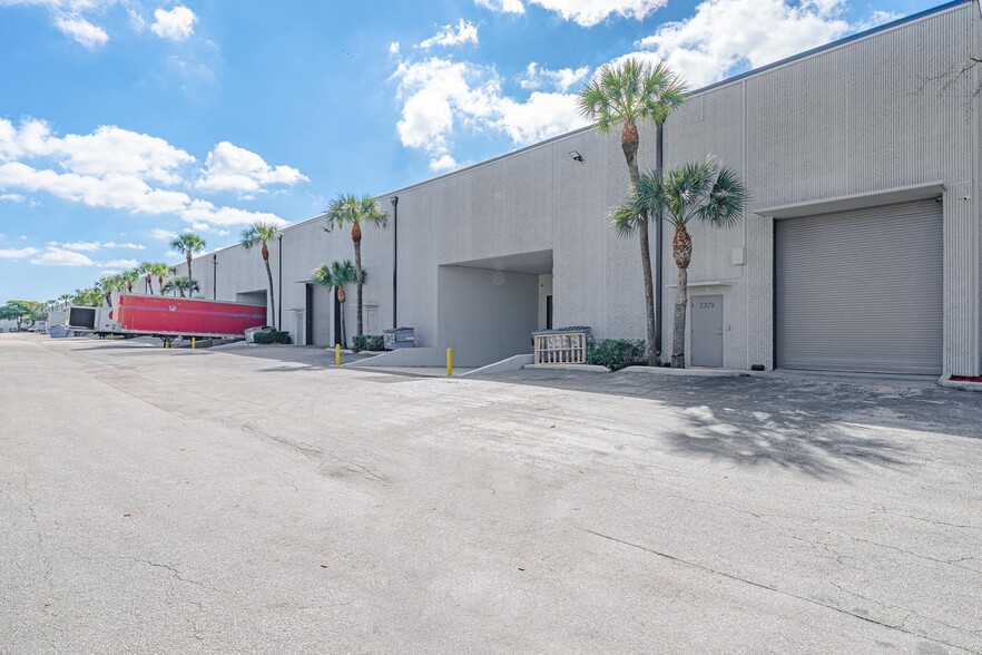 2201 Nw 30th Pl, Pompano Beach, FL à louer - Photo du bâtiment - Image 3 de 13