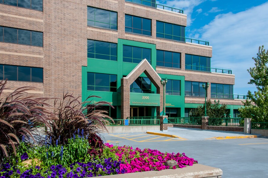 3300 Edinborough Way, Edina, MN à louer - Photo du bâtiment - Image 3 de 17