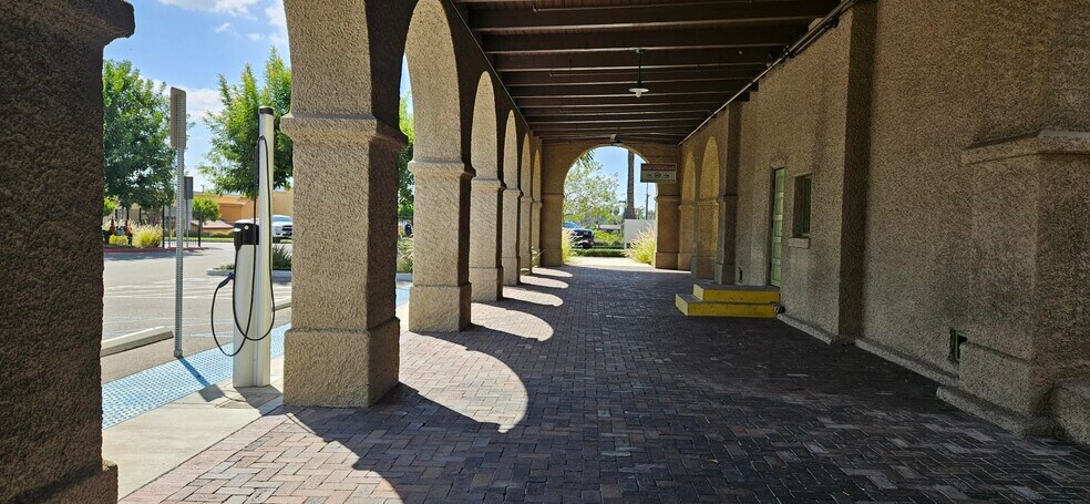 1170 W 3rd St, San Bernardino, CA à louer - Photo du bâtiment - Image 2 de 11