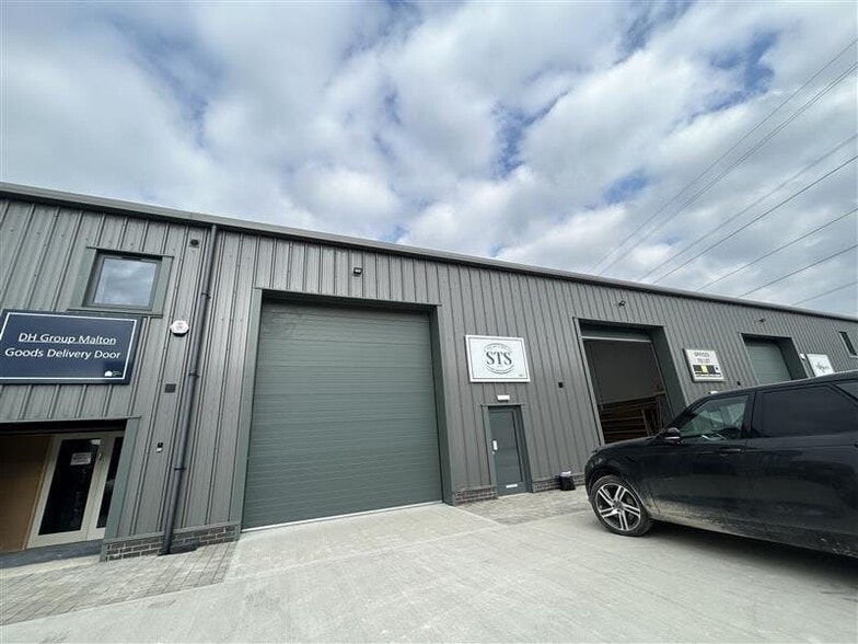 11 Cherry Farm Close, Malton for lease - Building Photo - Image 1 of 5