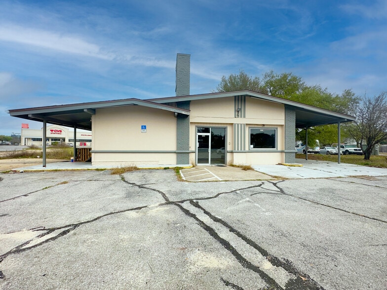 700 Eglin Pky NE, Fort Walton Beach, FL à louer - Photo du bâtiment - Image 3 de 16