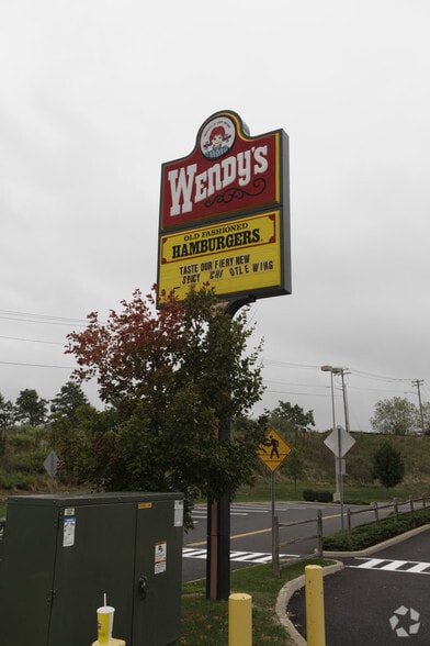 160 Universal Dr N, North Haven, CT for lease - Building Photo - Image 3 of 3