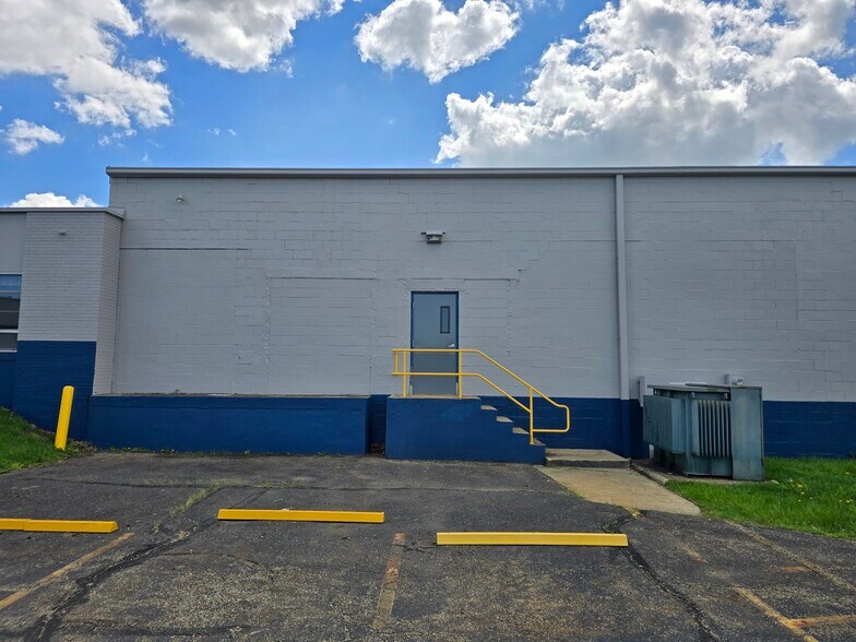 557 E Tallmadge Ave, Akron, OH à louer - Photo du bâtiment - Image 2 de 16