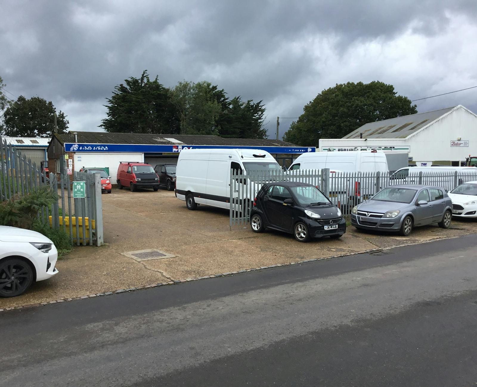 1-5 Cowbeech Hl, Hailsham for lease Primary Photo- Image 1 of 6