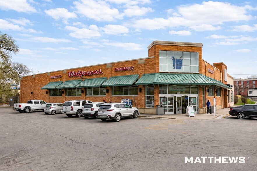 225 N Saddle Creek Rd, Omaha, NE à vendre - Photo du bâtiment - Image 2 de 4