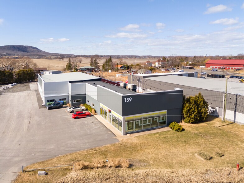 139 Boul Sir-Wilfrid-Laurier, St-Basile-le-Grand, QC à vendre - Photo du bâtiment - Image 2 de 28