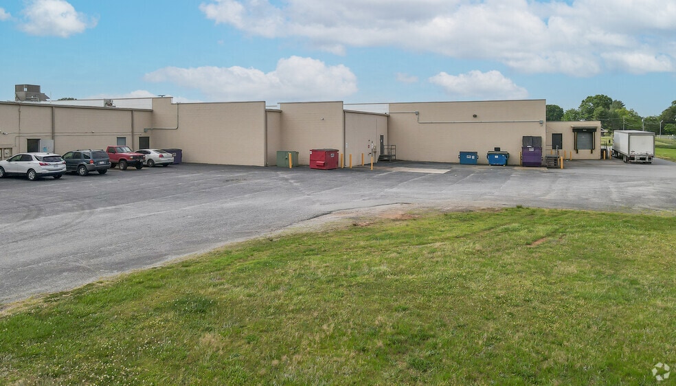 104 Thornburg Dr, Conover, NC for lease - Building Photo - Image 2 of 4