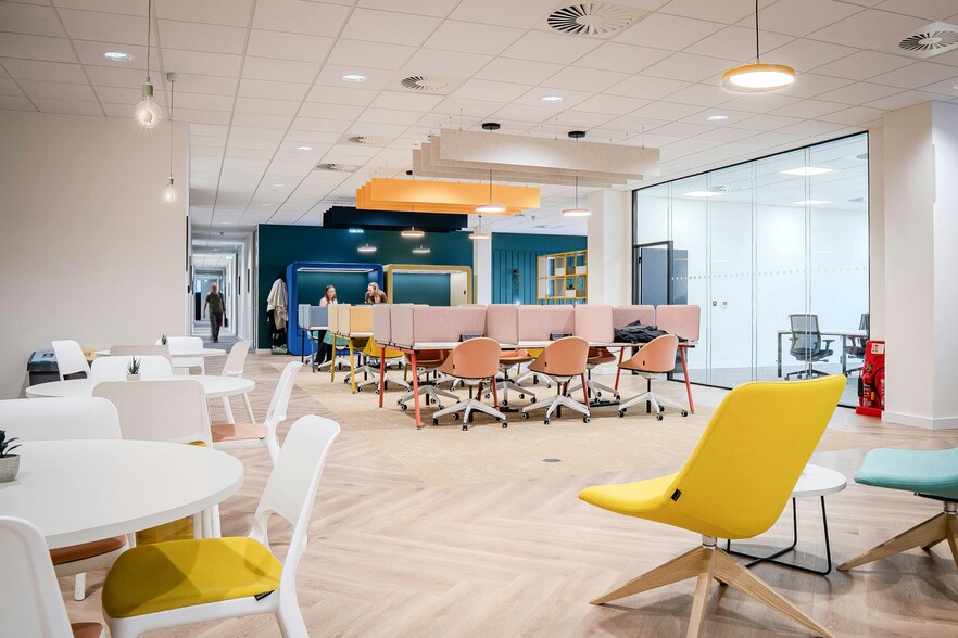 Millshaw Park Ln, Leeds for lease - Building Photo - Image 3 of 18