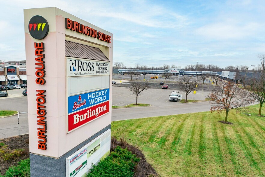 Burlington Square portefeuille de 3 propriétés à vendre sur LoopNet.ca - Photo du bâtiment - Image 2 de 21