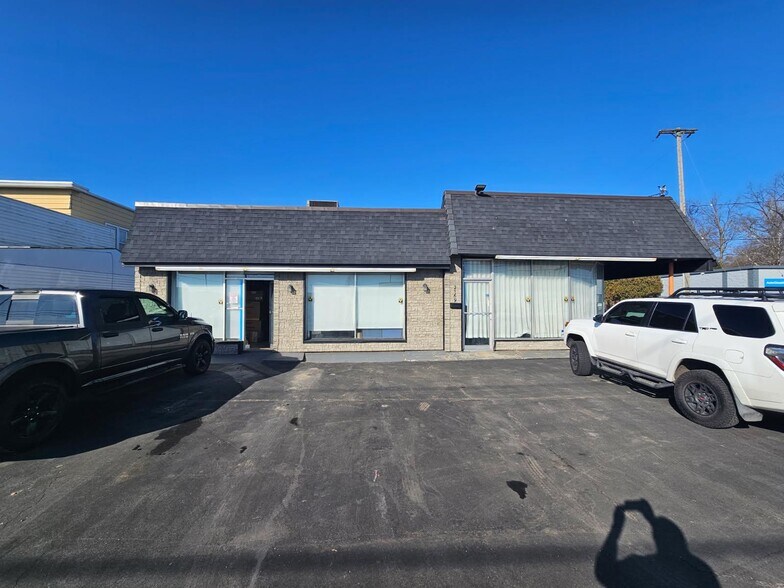 2169 Alpine Ave NW, Grand Rapids, MI à vendre - Photo du bâtiment - Image 2 de 15