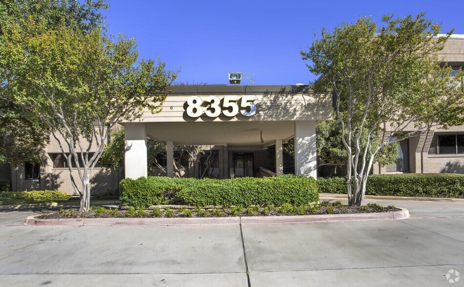 8355 Walnut Hill Ln, Dallas, TX à vendre - Photo du bâtiment - Image 2 de 16