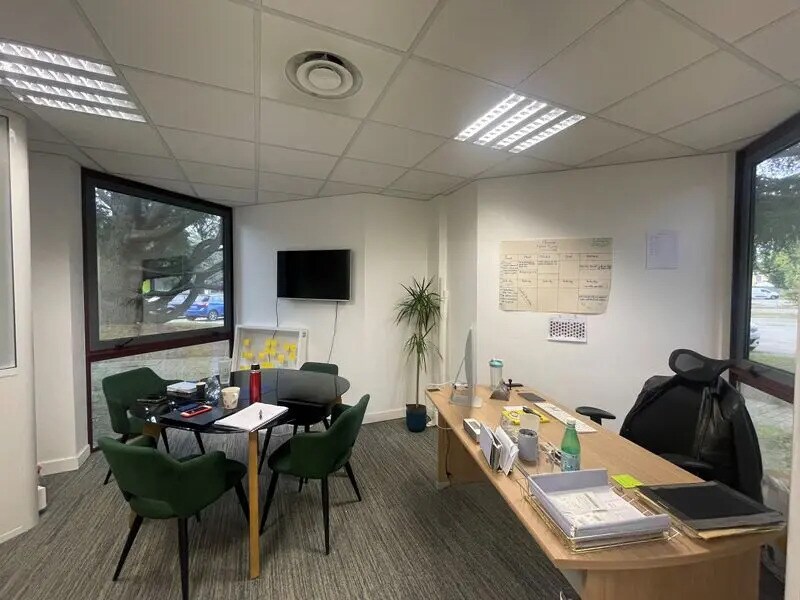 Office in Vénissieux for lease Interior Photo- Image 1 of 6