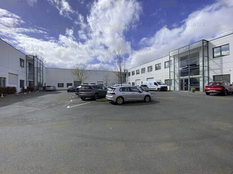 Flex in Argenteuil for lease Primary Photo- Image 1 of 4