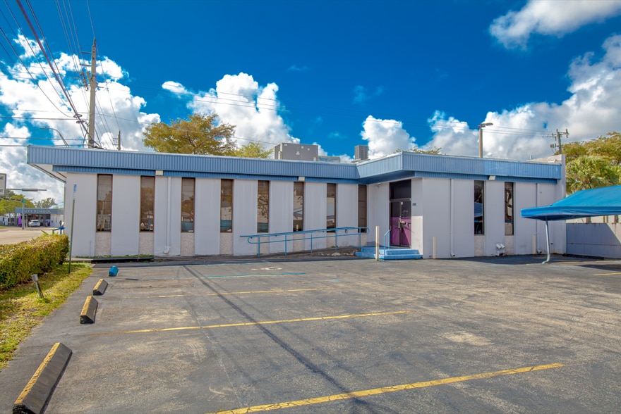 16350 NE 12th Ave, North Miami Beach, FL à louer - Photo du bâtiment - Image 2 de 18
