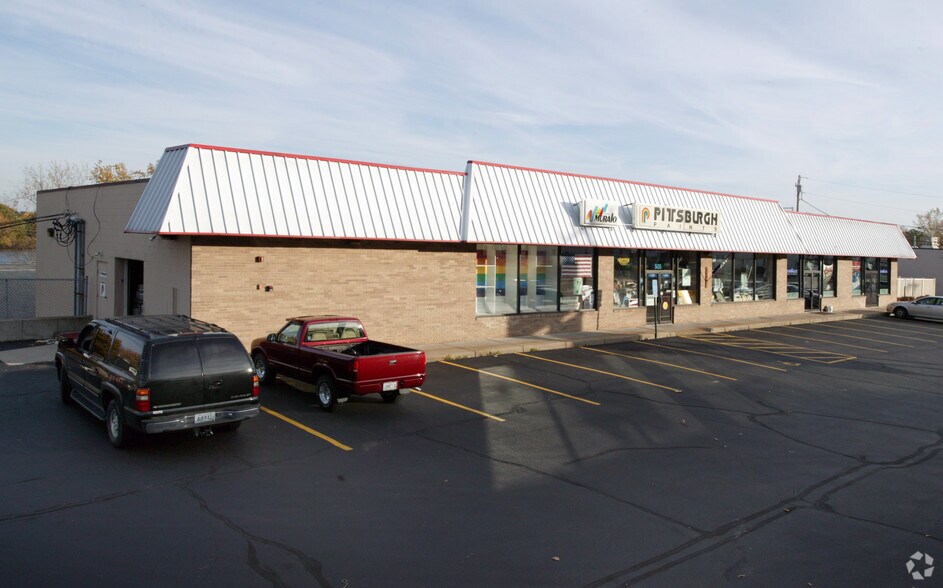 505 Atwood Ave, Cranston, RI à louer - Photo du bâtiment - Image 2 de 31