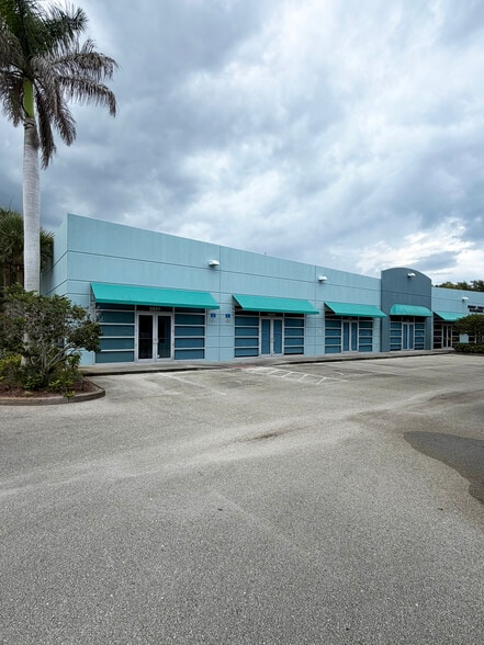 2801 Flight Safety Dr, Vero Beach, FL for lease - Building Photo - Image 3 of 17