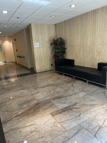 1451 Belle Haven Rd, Alexandria, VA à vendre - Photo intérieure - Image 2 de 10