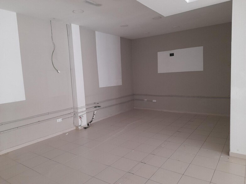 Retail in Cáceres, Cáceres for lease - Building Photo - Image 3 of 7
