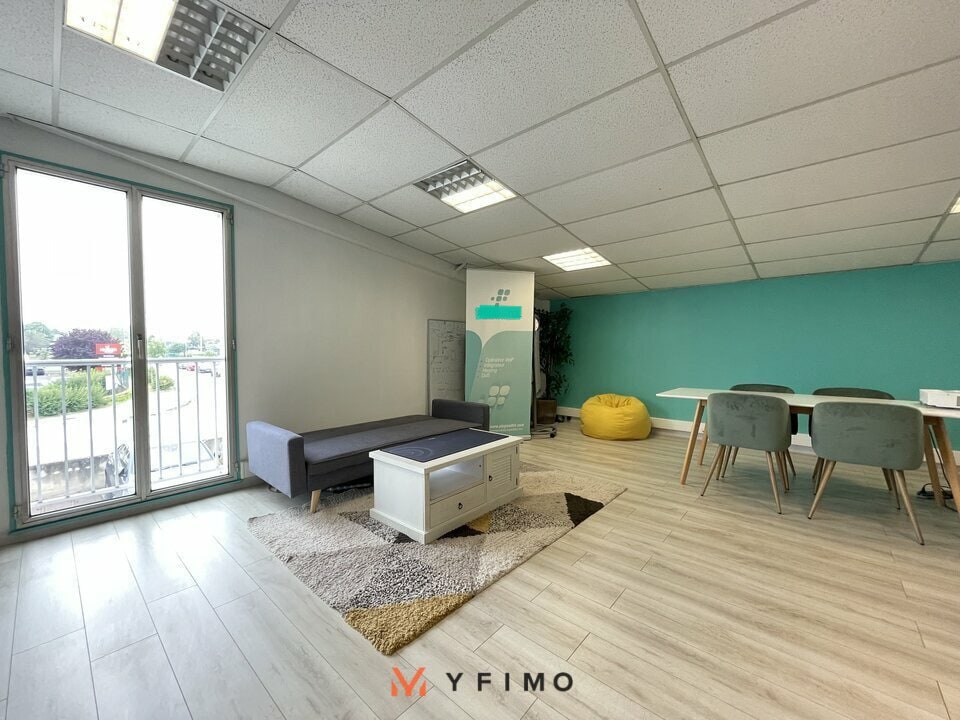Office in Buchelay for lease Interior Photo- Image 1 of 3