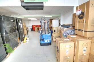 25 Ormside Way, Redhill à louer Photo intérieure- Image 2 de 10