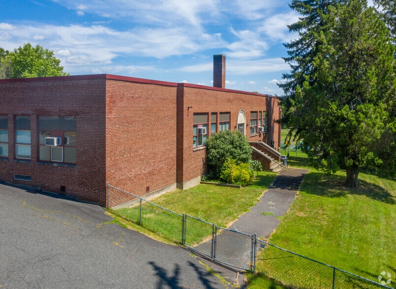 3000 Main St, Green Lane, PA à louer - Photo du bâtiment - Image 2 de 9