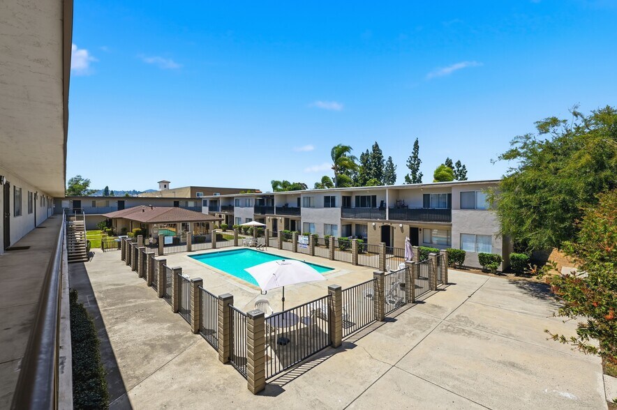 444 Graves Ave, El Cajon, CA à vendre - Photo du bâtiment - Image 3 de 19