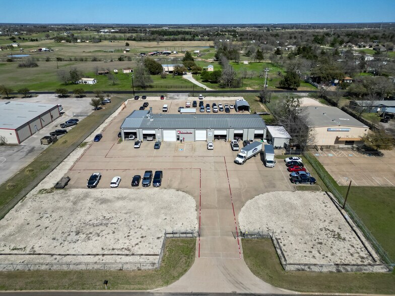2220 N Earl Rudder Fwy, Bryan, TX à vendre - Photo du bâtiment - Image 2 de 11