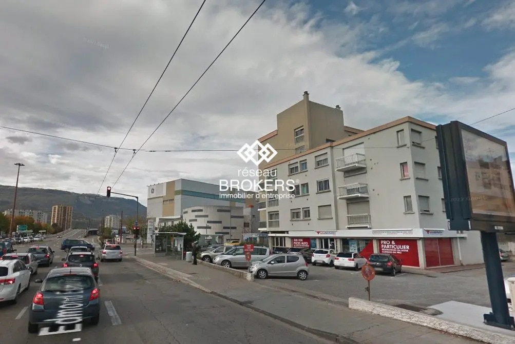 Retail in Grenoble for lease Building Photo- Image 1 of 8